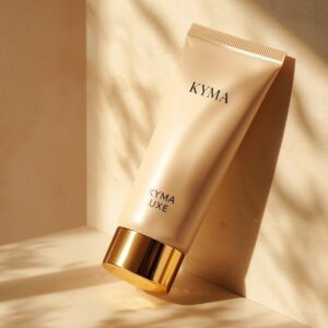 Kyma Luxe Lightweight Wave Cream in nude pot met gouden deksel, luxe haarverzorging voor golvend haar, 200 ml.